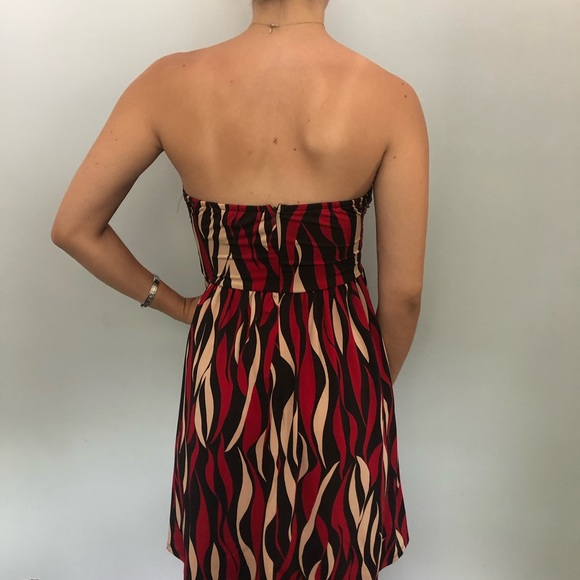 Alyn Paige sexy summer dress - Picture 3 of 6